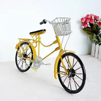Didelis retro geležies dviračio modelis, keturių spalvų pasirinktinai metalo dviračių draugais 
