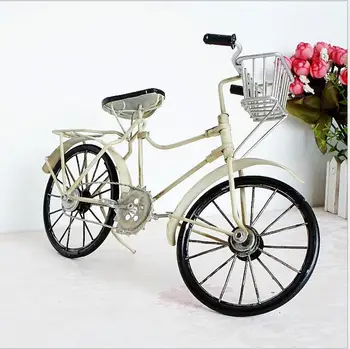 Didelis retro geležies dviračio modelis, keturių spalvų pasirinktinai metalo dviračių draugais 