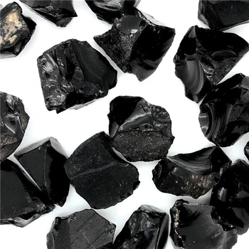 Gamtos obsidianas odos bandinys originalus akmens drožyba maži mineraliniai kristalai mokymo medžiaga blogio gina transporto