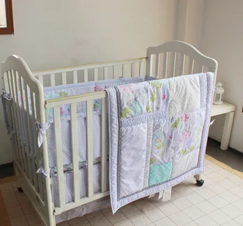 Skatinimas! 4pcs Siuvinėjimo Baby Girl Patalynės Komplektas Antklodė Darželio Lovelė Lovelę Patalynė ,apimti (bamperiai+antklode+lova padengti+lova sijonas)