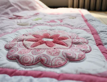 Skatinimas! 7pcs Siuvinėjimo gėlių vaikai medvilnės kūdikio lovelę patalynės komplektas lovelė patalynė,apimti (bamperiai+antklode+lova padengti+lova sijonas)